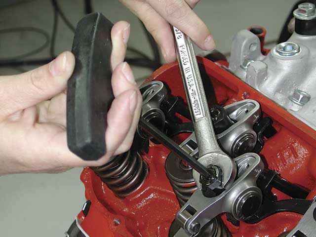0509_13z+chevrolet_l72_427_engine+adjusting_valves.jpg